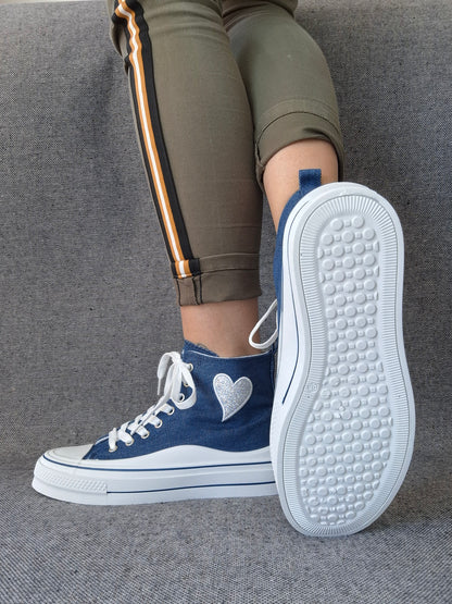 Chaussures baskets hautes bleu marine avec motif cœur argenté style converse