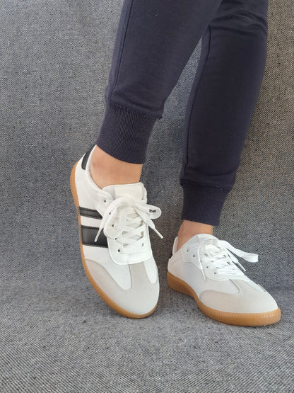 Chaussures baskets plates blanches avec bandes noires style sneakers
