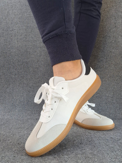 Chaussures baskets plates blanches avec bandes noires style sneakers