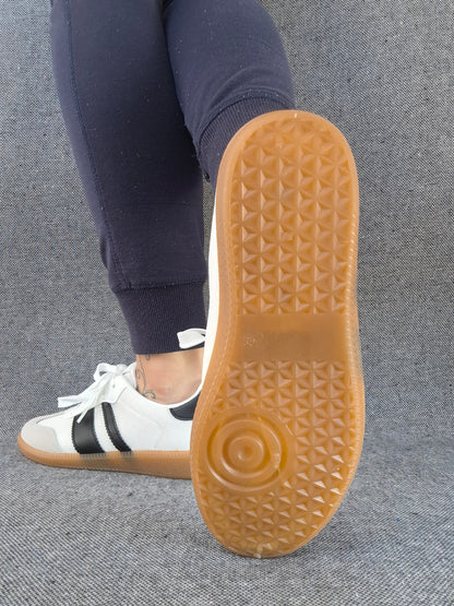 Chaussures baskets plates blanches avec bandes noires style sneakers