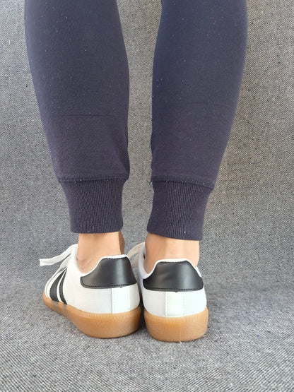 Chaussures baskets plates blanches avec bandes noires style sneakers