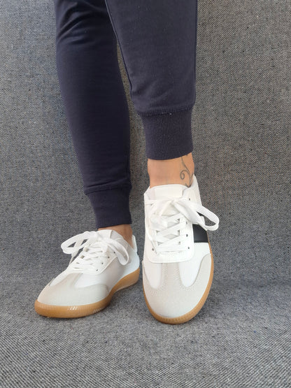 Chaussures baskets plates blanches avec bandes noires style sneakers