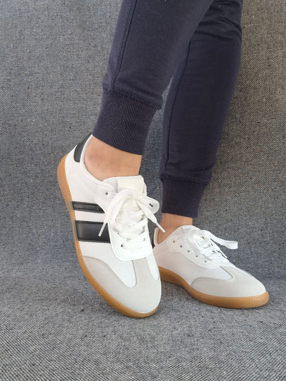Chaussures baskets plates blanches avec bandes noires style sneakers