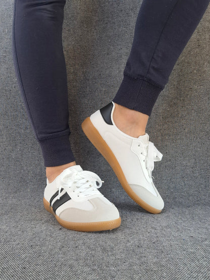 Chaussures baskets plates blanches avec bandes noires style sneakers