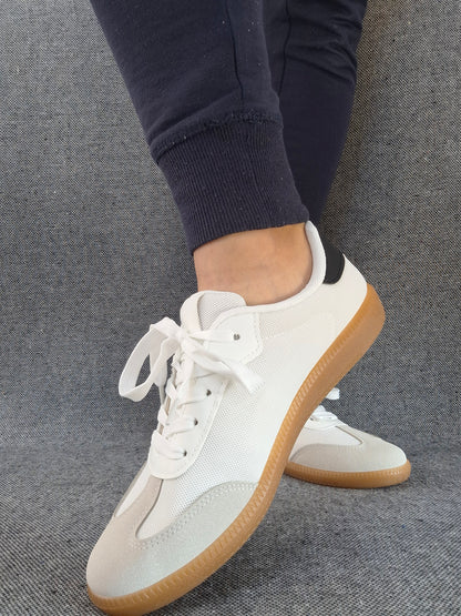 Chaussures baskets plates blanches avec bandes noires style sneakers