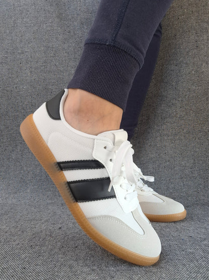 Chaussures baskets plates blanches avec bandes noires style sneakers