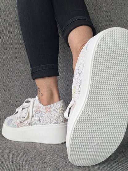 Sneakers plateforme dentelle brodée irisée aux reflets multicolores portées avec un jean noir, semelle blanche structurée