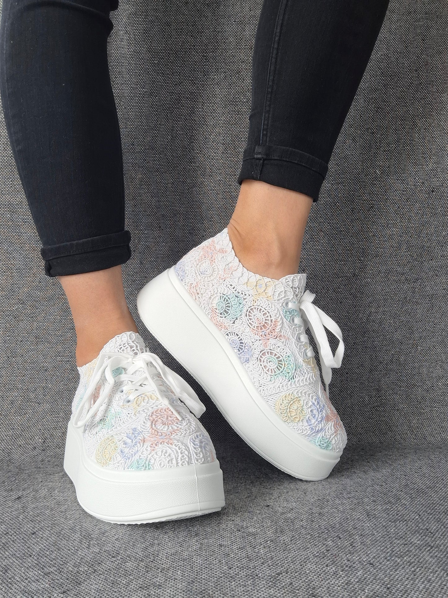 Sneakers plateforme dentelle brodée irisée aux reflets multicolores pastel, semelle blanche épaisse, lacets blancs