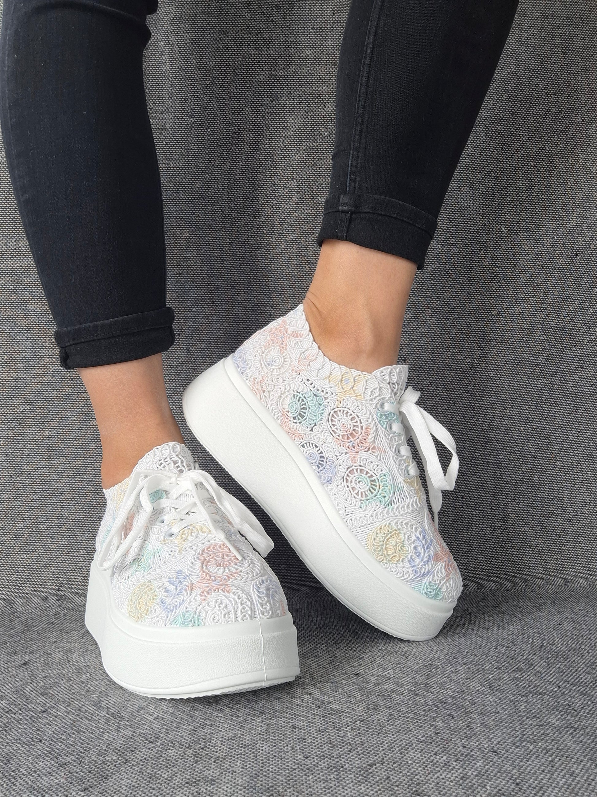 Sneakers plateforme dentelle brodée irisée aux reflets multicolores pastel, semelle blanche épaisse, lacets blancs