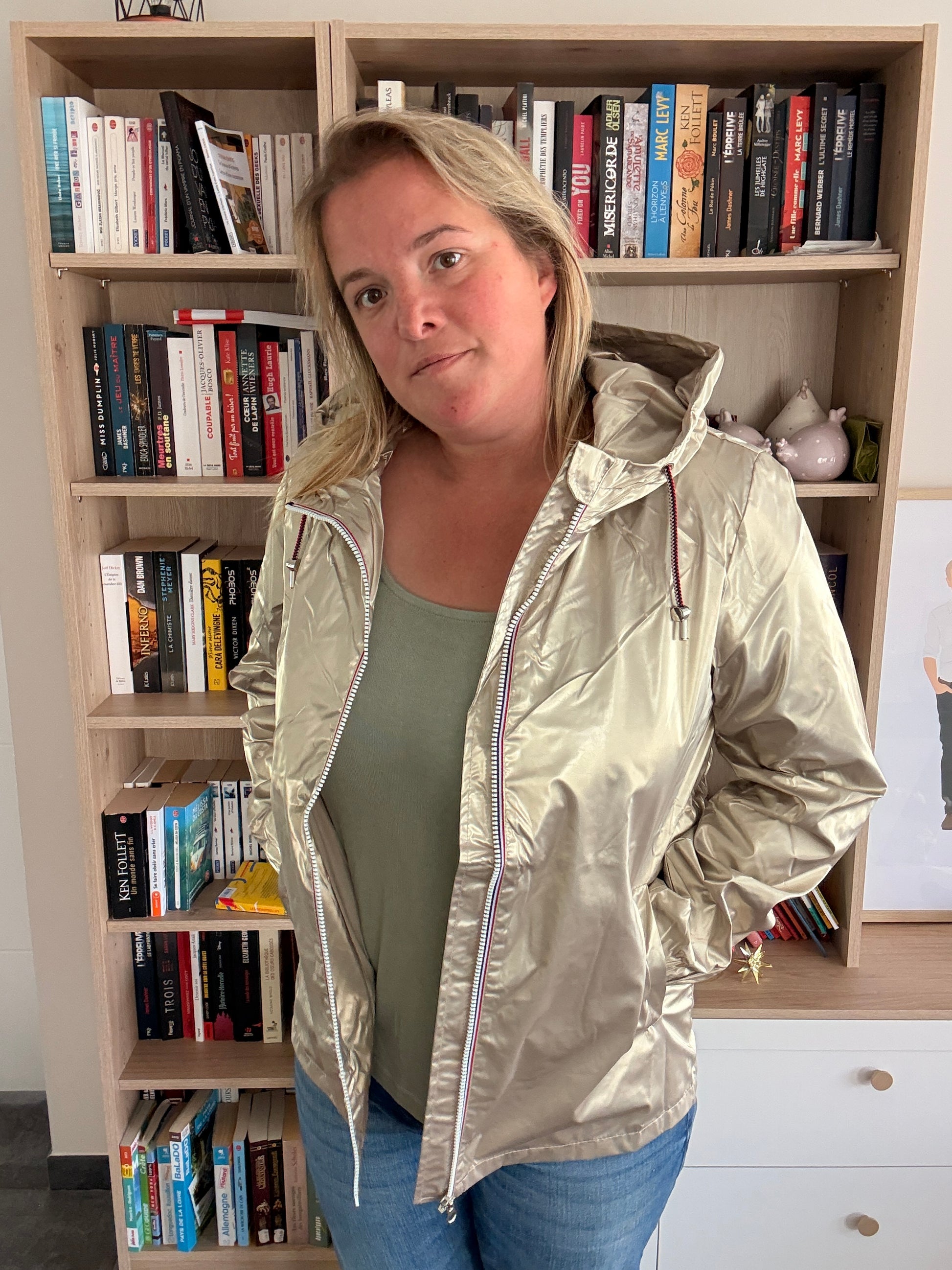 Femme portant la parka imperméable réversible dorée Laura Jo, vue de face, veste ouverte sur un top kaki