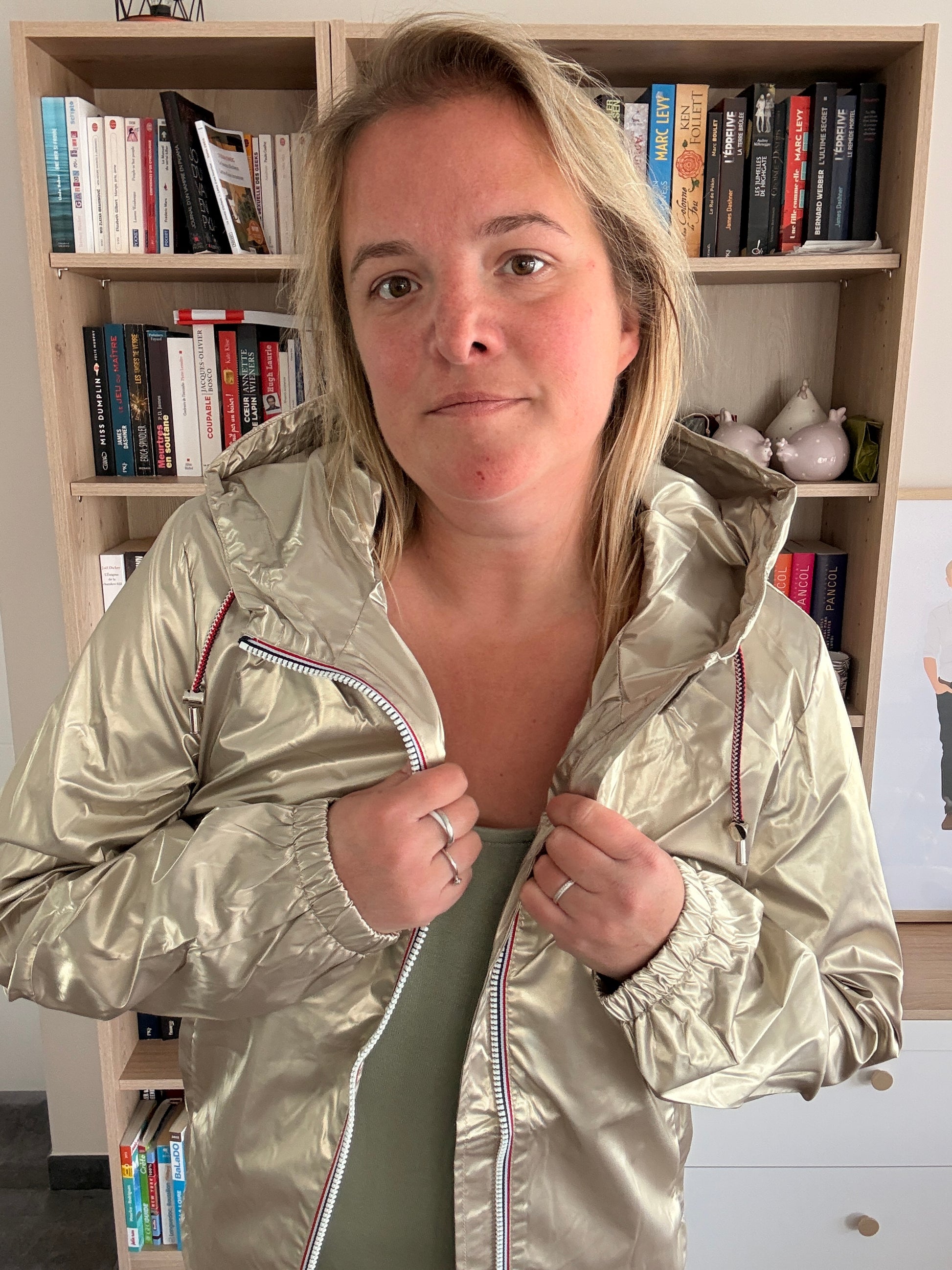 Détail des manches et poignets resserrés de la parka imperméable dorée Laura Jo