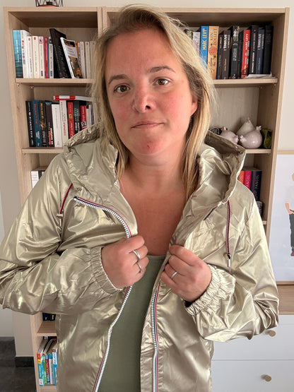 Détail des manches et poignets resserrés de la parka imperméable dorée Laura Jo