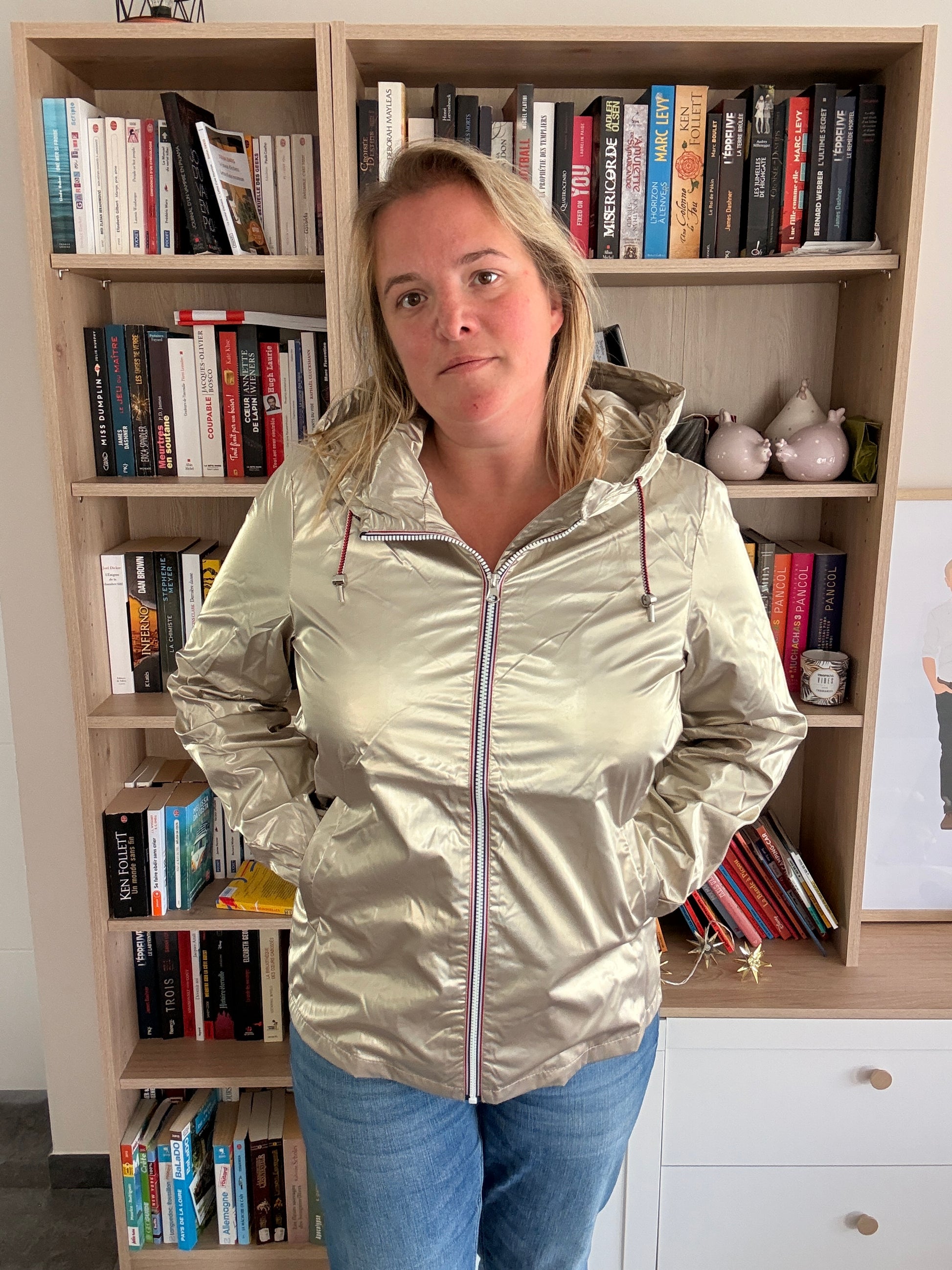 Look complet avec la parka imperméable dorée Laura Jo fermée, jean et top kaki