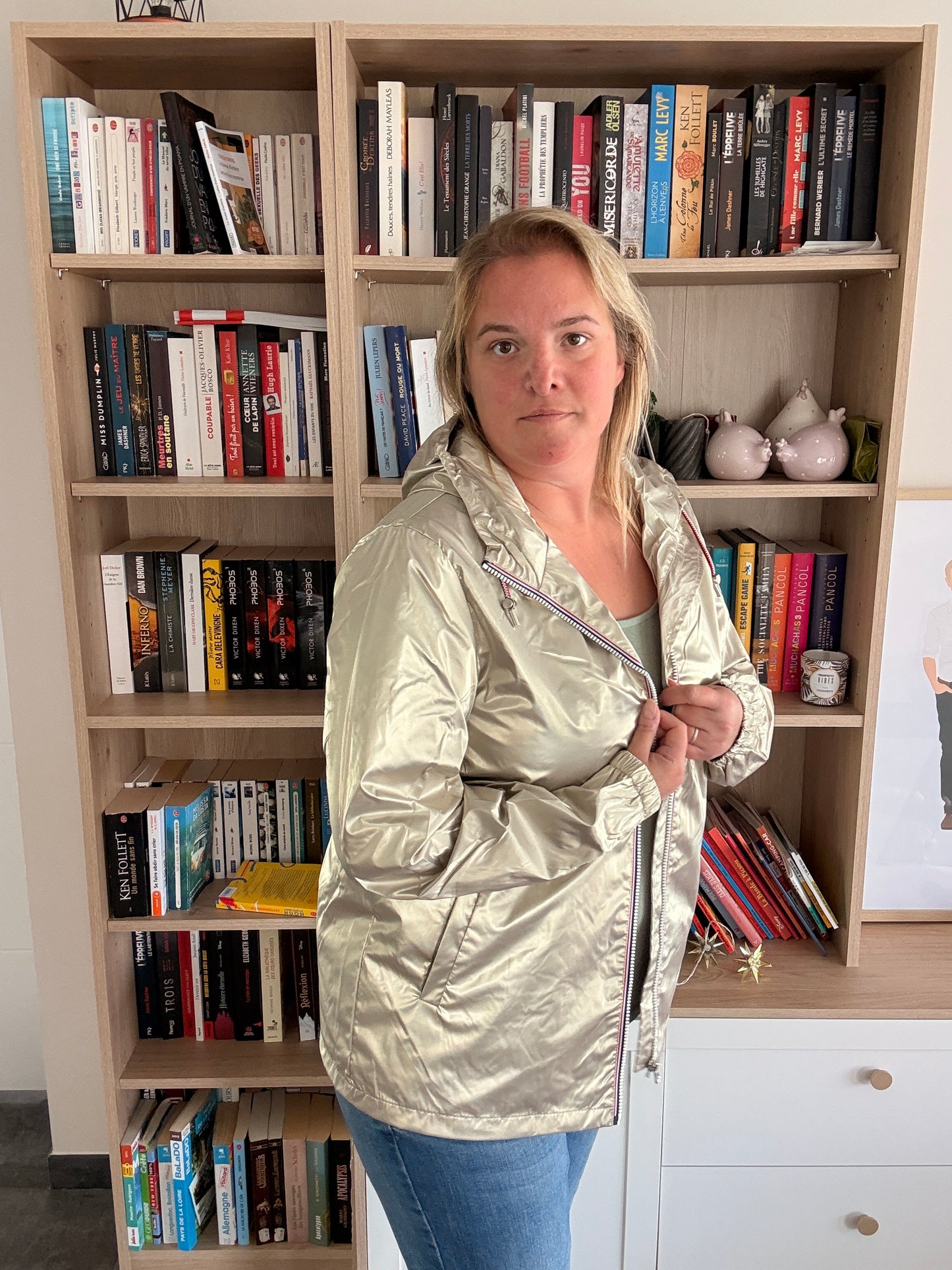 Vue de 3/4 de la parka dorée Laura Jo montrant les poches zippées et la coupe dans le dos