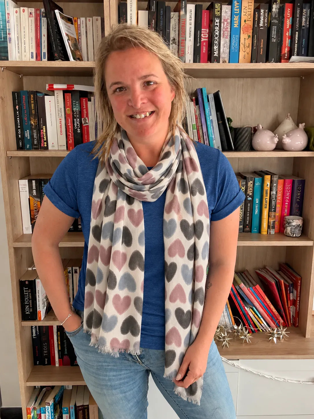 Écharpe femme à cœurs rose poudré et gris sur fond écru