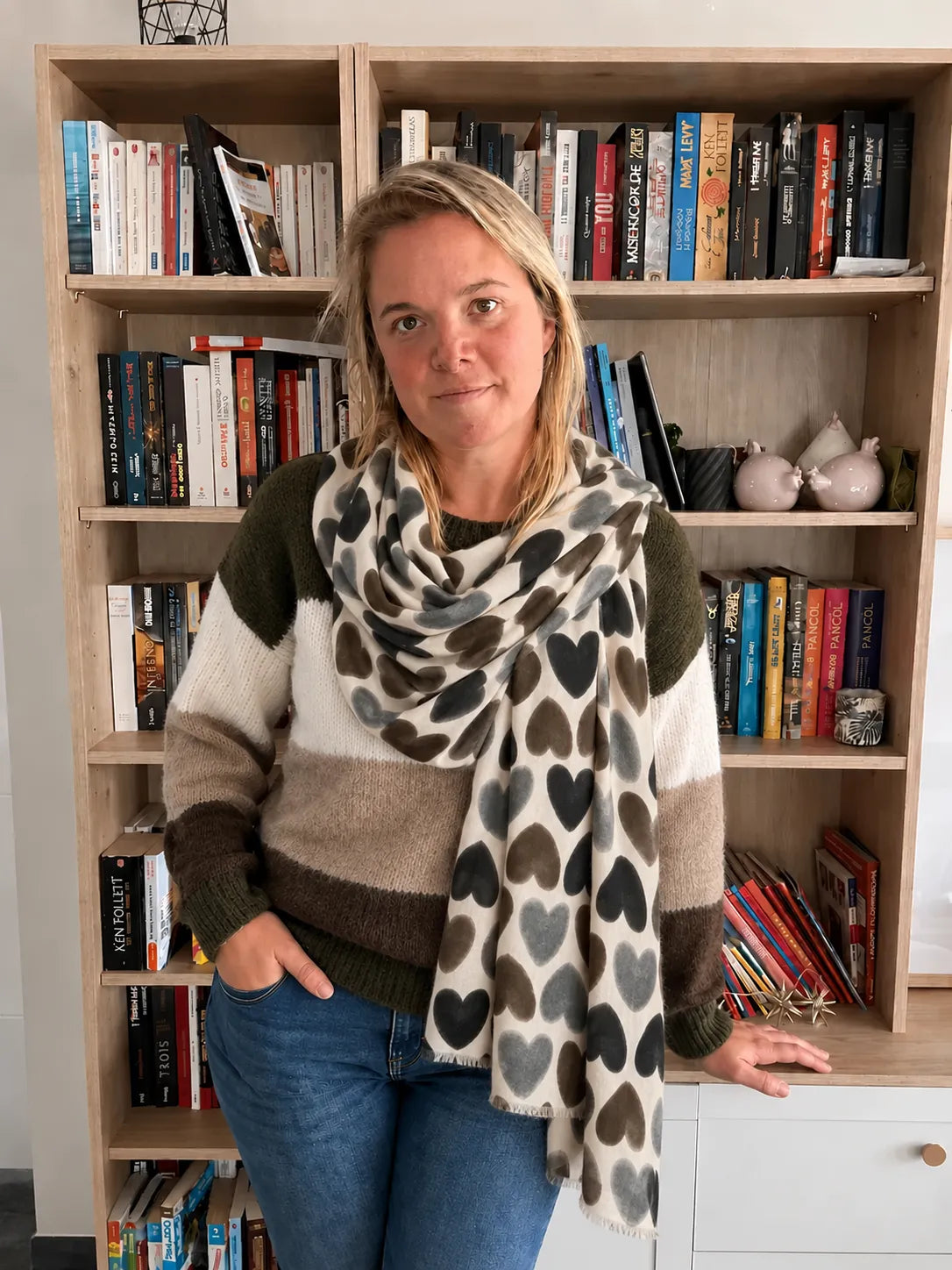Écharpe femme à cœurs taupe, gris et noir sur fond écru
