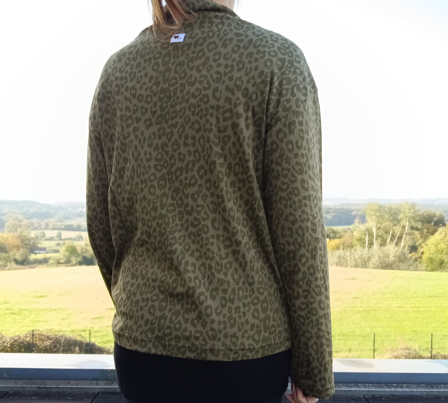 Pull fin à col montant motifs léopard kaki