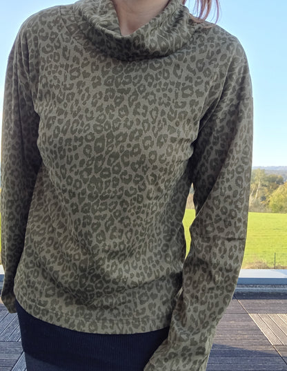 Pull fin à col montant motifs léopard kaki