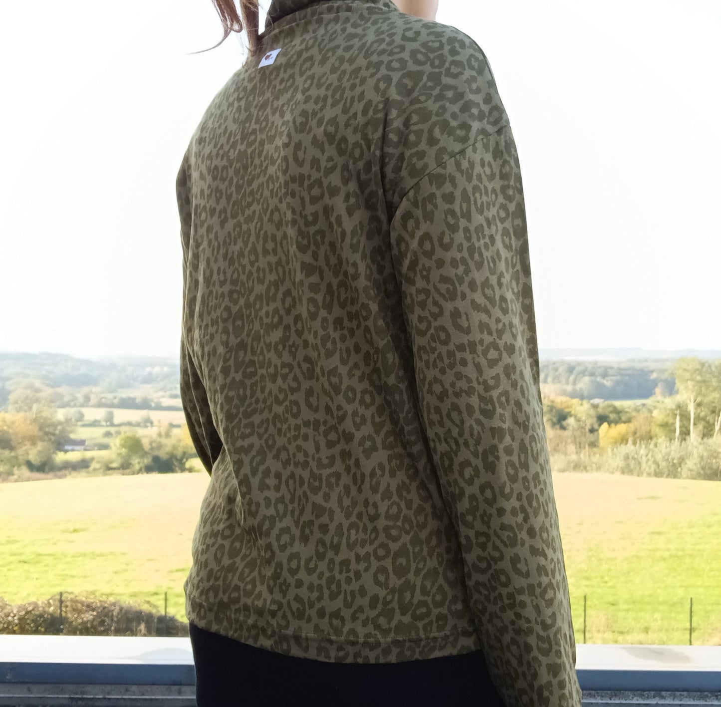 Pull fin à col montant motifs léopard kaki