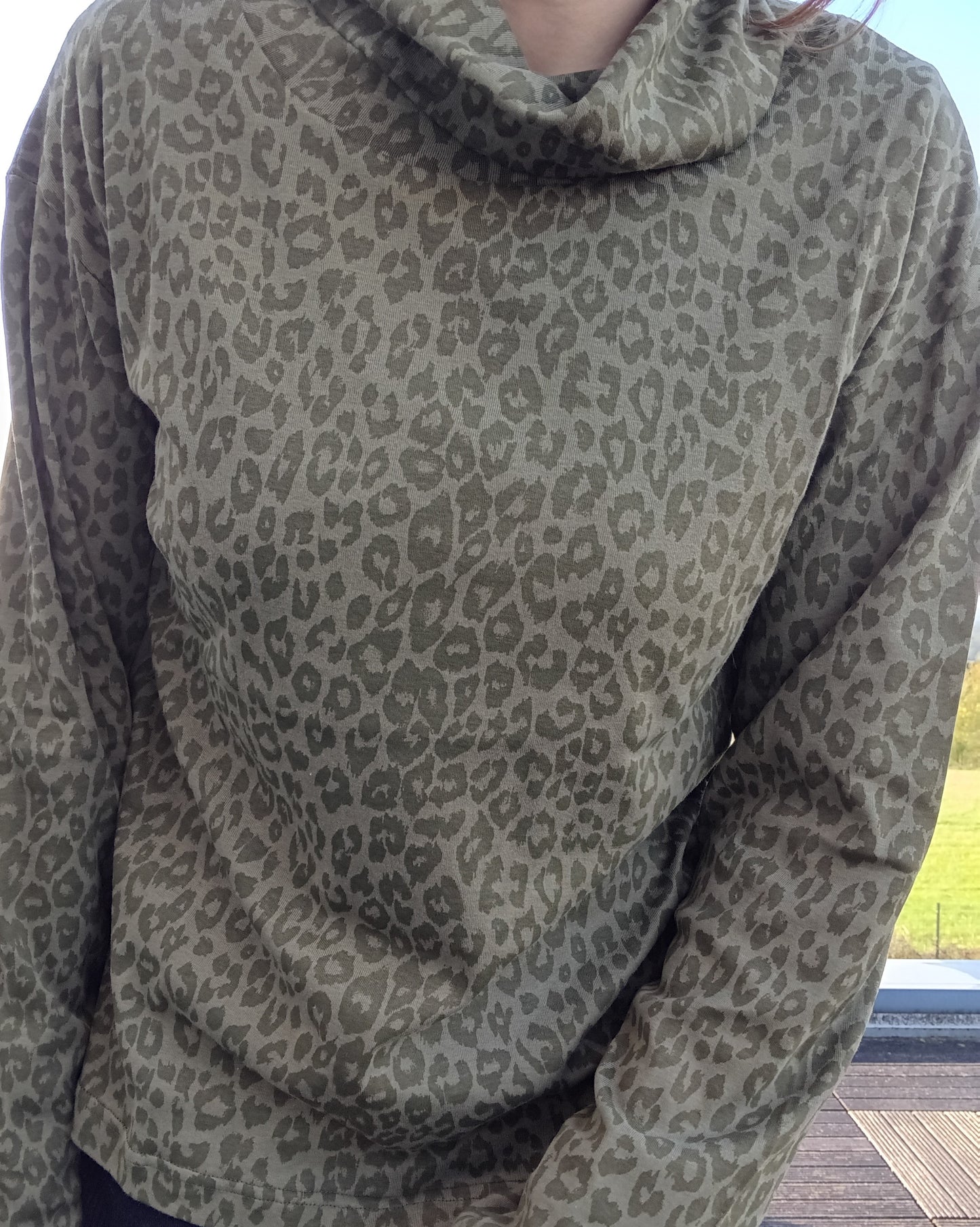 Pull fin à col montant motifs léopard kaki