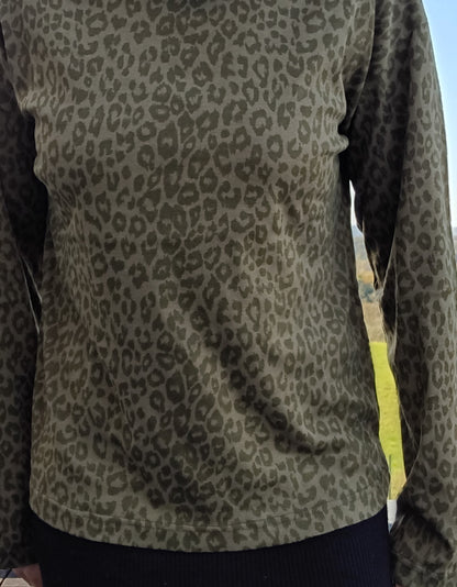 Pull fin à col montant motifs léopard kaki