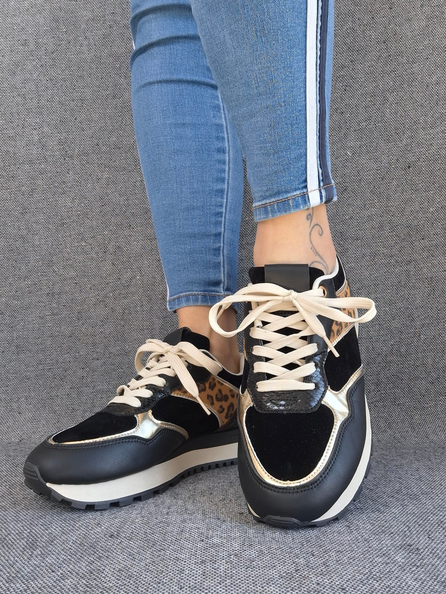 Chaussures baskets en tissu noir avec un motif léopard style sneakers