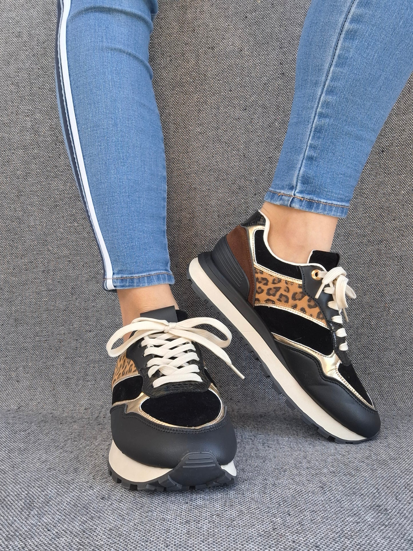 Chaussures baskets en tissu noir avec un motif léopard style sneakers