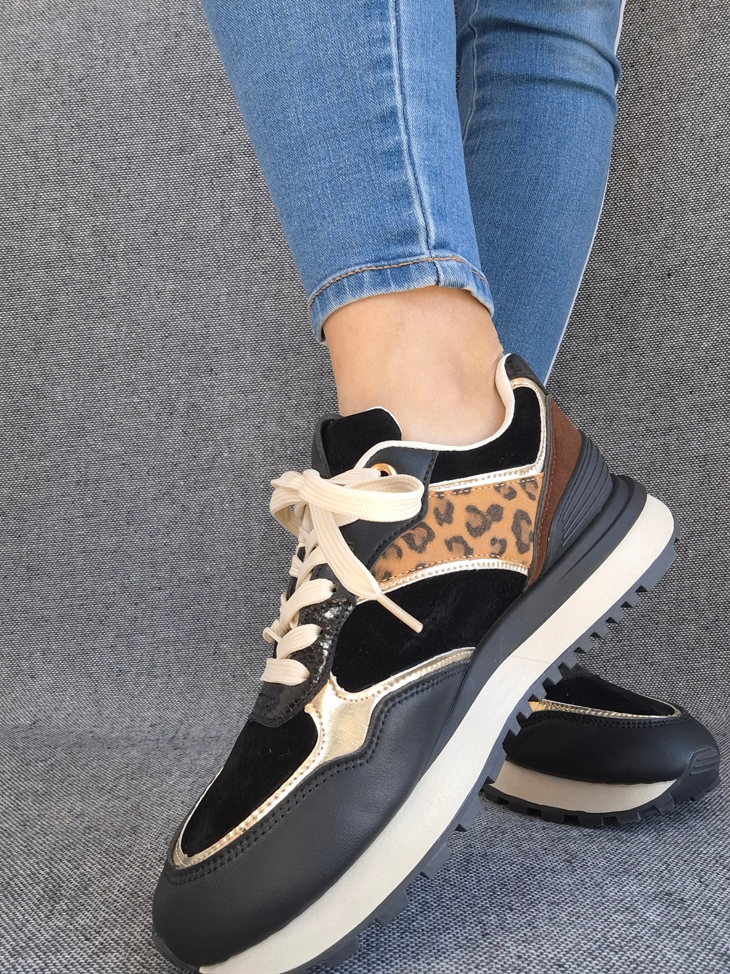 Chaussures baskets en tissu noir avec un motif léopard style sneakers