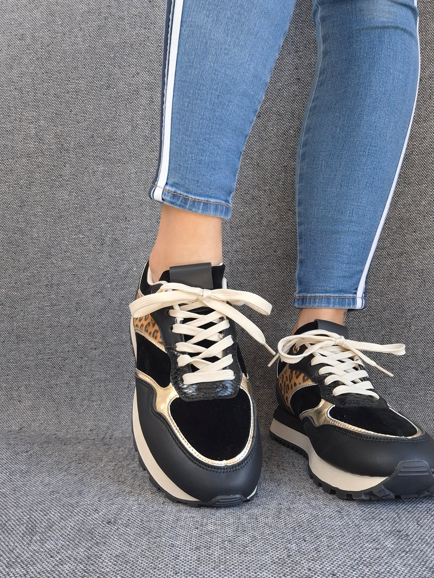 Chaussures baskets en tissu noir avec un motif léopard style sneakers