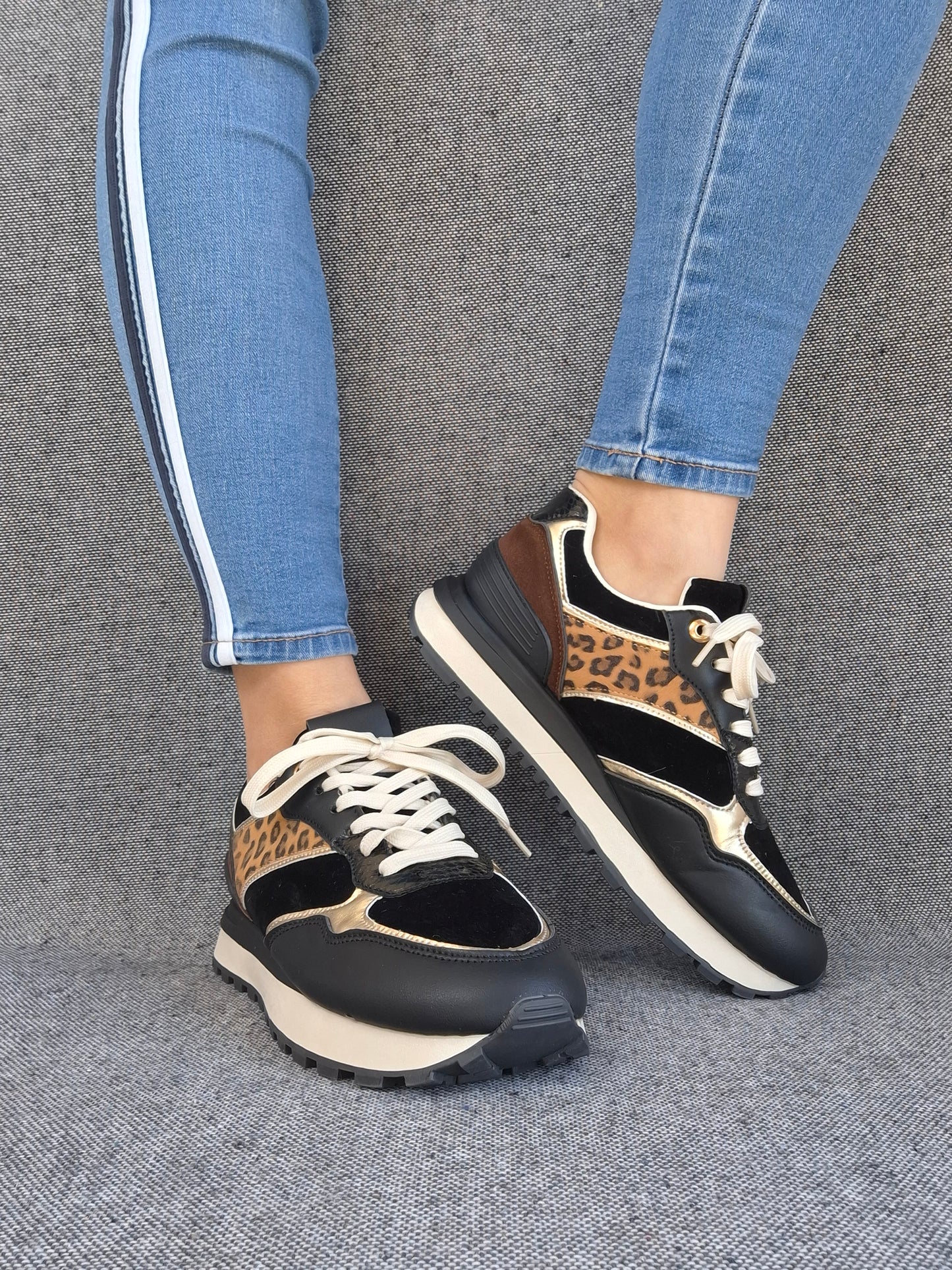 Chaussures baskets en tissu noir avec un motif léopard style sneakers
