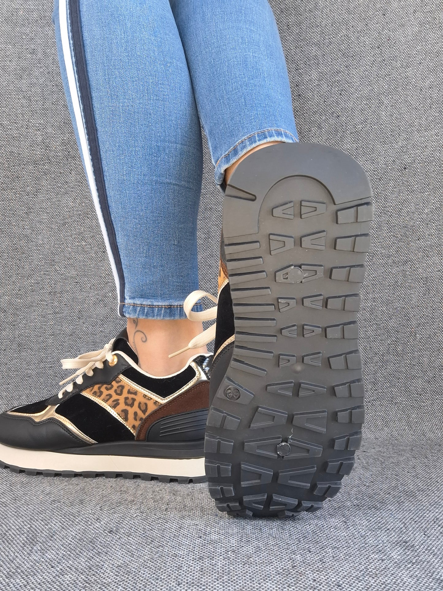 Chaussures baskets en tissu noir avec un motif léopard style sneakers