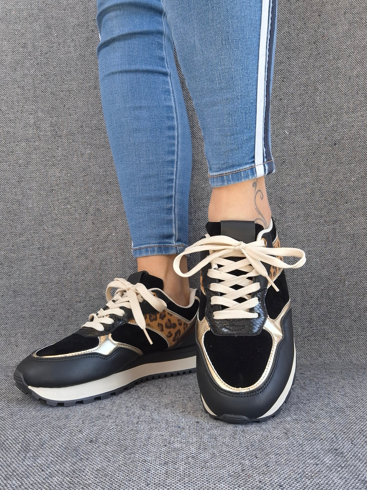 Chaussures baskets en tissu noir avec un motif léopard style sneakers