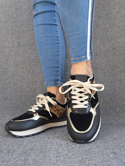 Chaussures baskets en tissu noir avec un motif léopard style sneakers