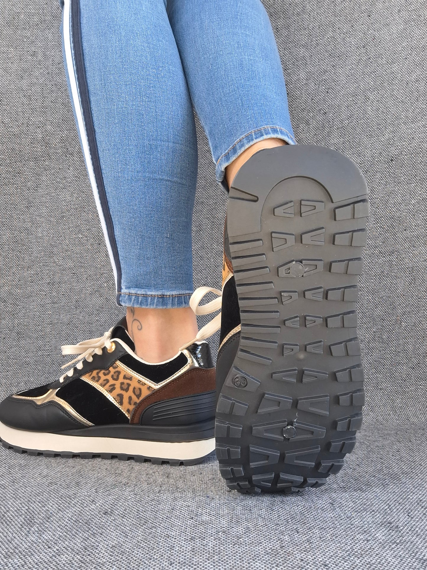 Chaussures baskets en tissu noir avec un motif léopard style sneakers