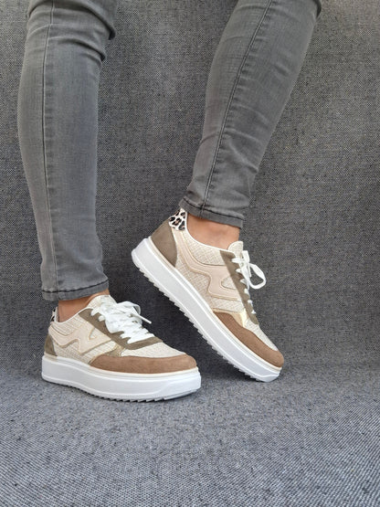 Chaussures baskets en toile beige avec du marron clair style sneakers