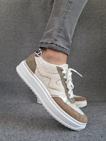 Chaussures baskets en toile beige avec du marron clair style sneakers
