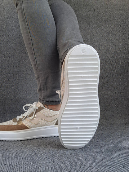 Chaussures baskets en toile beige avec du marron clair style sneakers