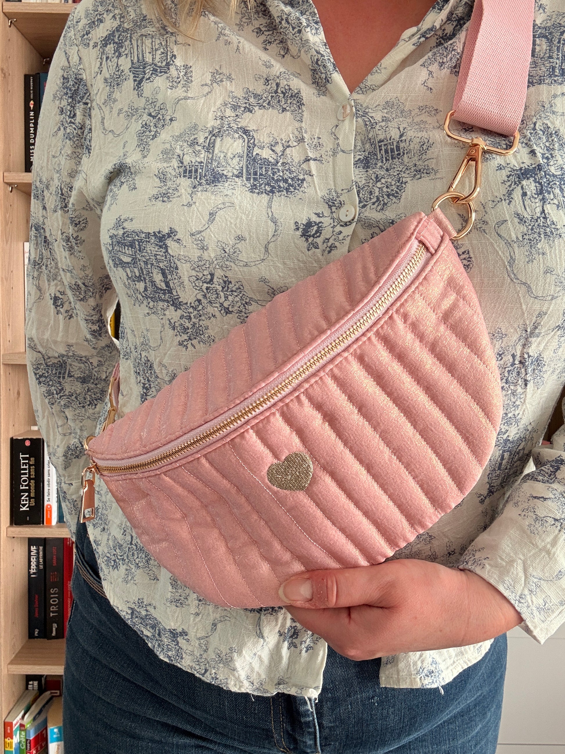 Sac Banane Rose Irisé Brillant - Texture Lumineuse Cœur Doré Femme