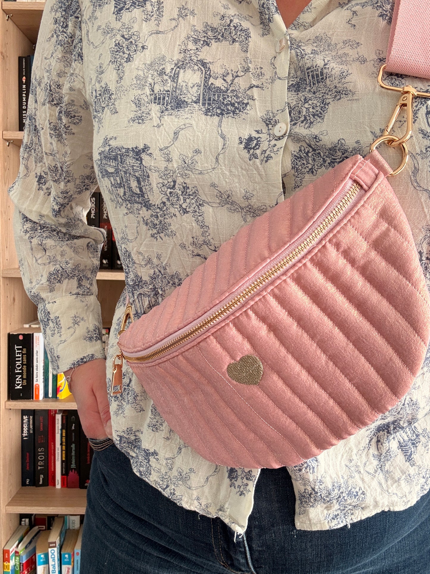 Sac Banane Rose Irisé Brillant - Texture Lumineuse Cœur Doré Femme