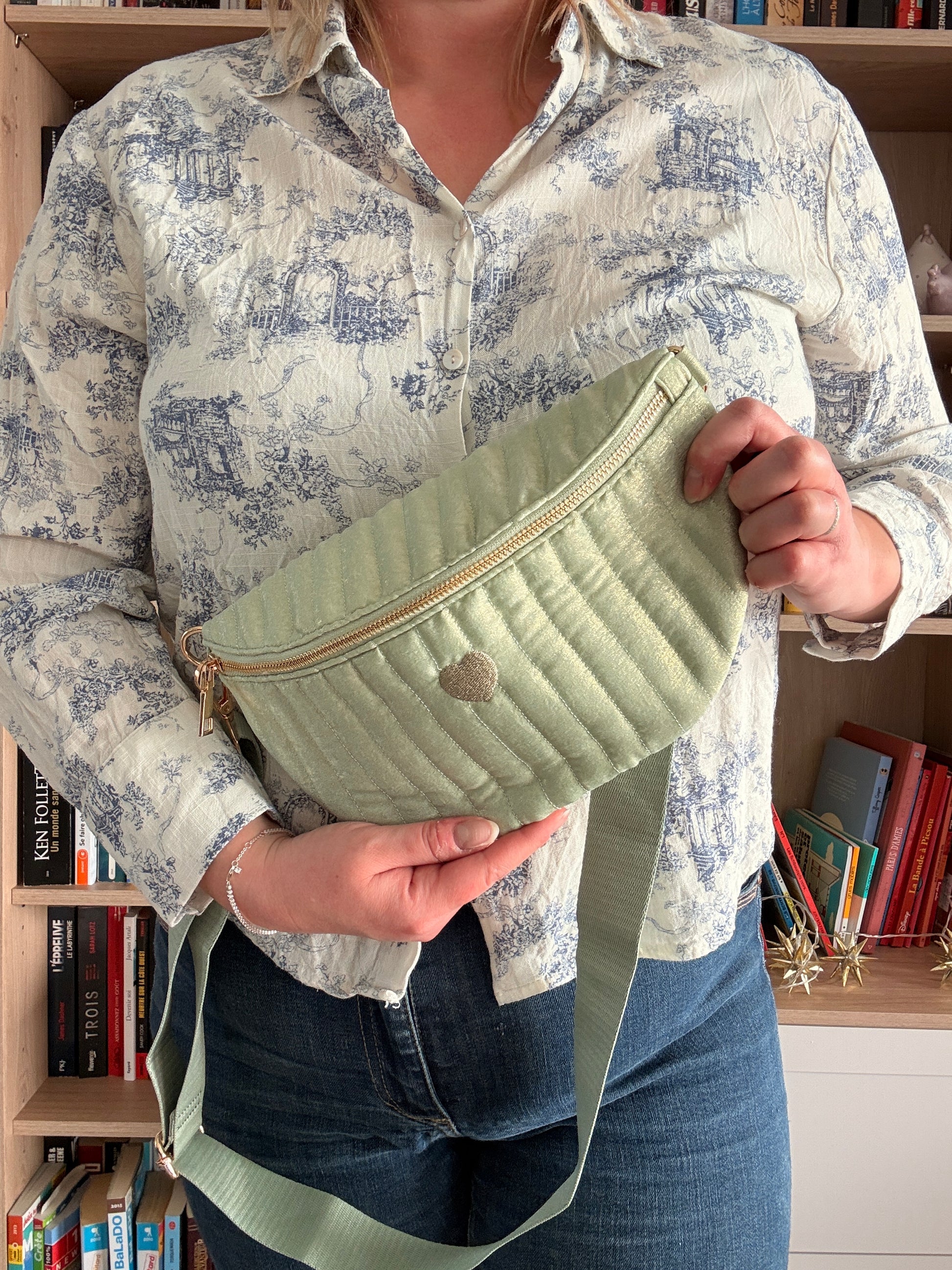 Sac Banane Vert d'Eau Irisé - Texture Brillante Cœur Doré Femme