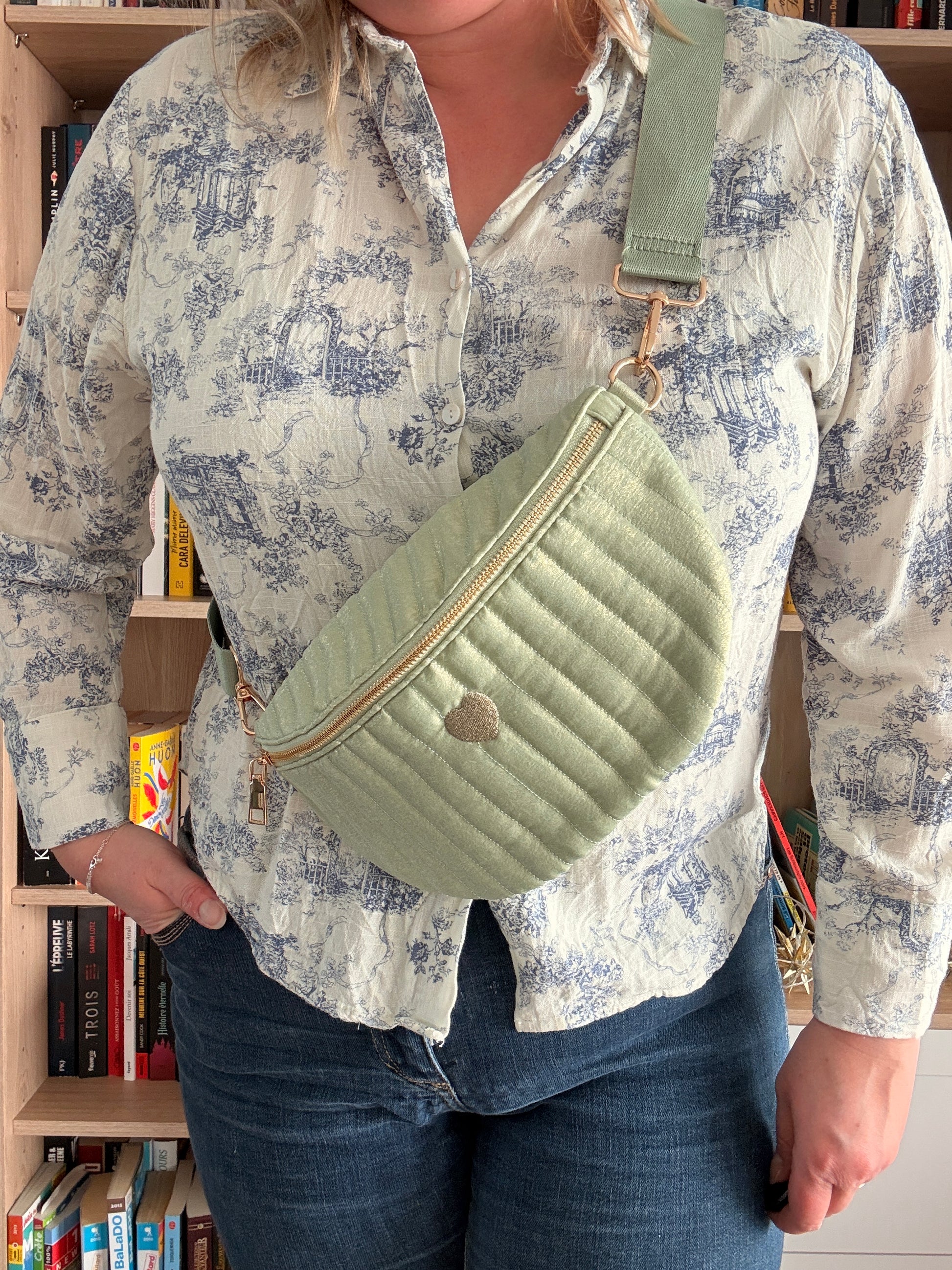 Sac Banane Vert d'Eau Irisé - Texture Brillante Cœur Doré Femme