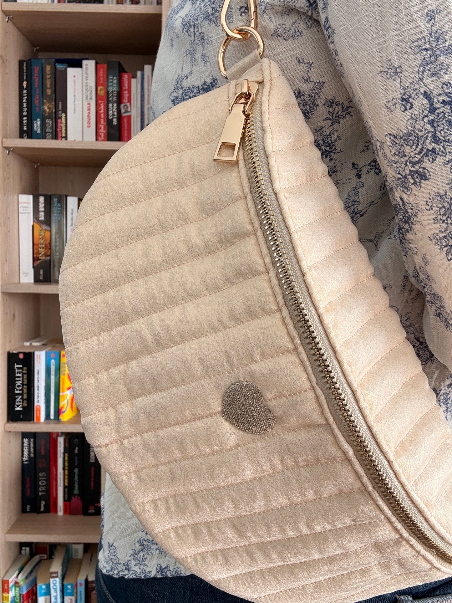 Sac Banane Écru Irisé - Texture Brillante Naturelle Cœur Doré Femme