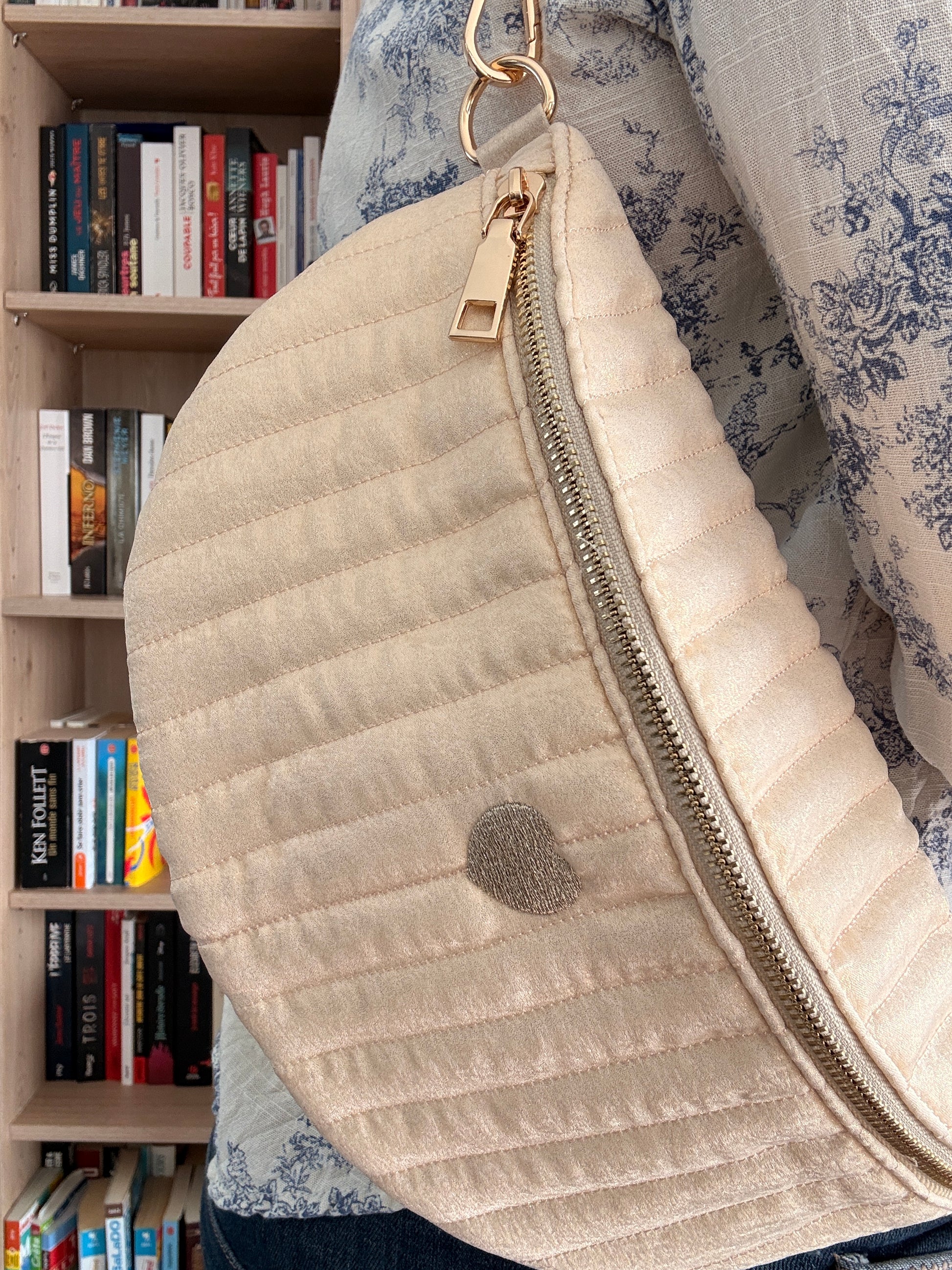 Sac Banane Écru Irisé - Texture Brillante Naturelle Cœur Doré Femme