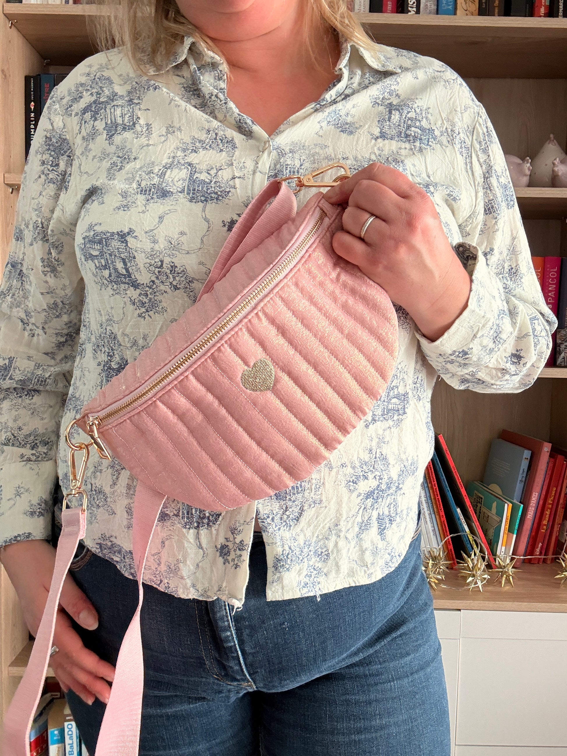 Sac Banane Rose Irisé Brillant - Texture Lumineuse Cœur Doré Femme