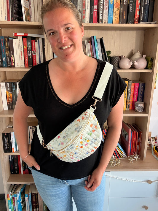 Sac Banane Blanc Fleuri Multicolore – Tissu Matelassé & Zip Doré - Tendance