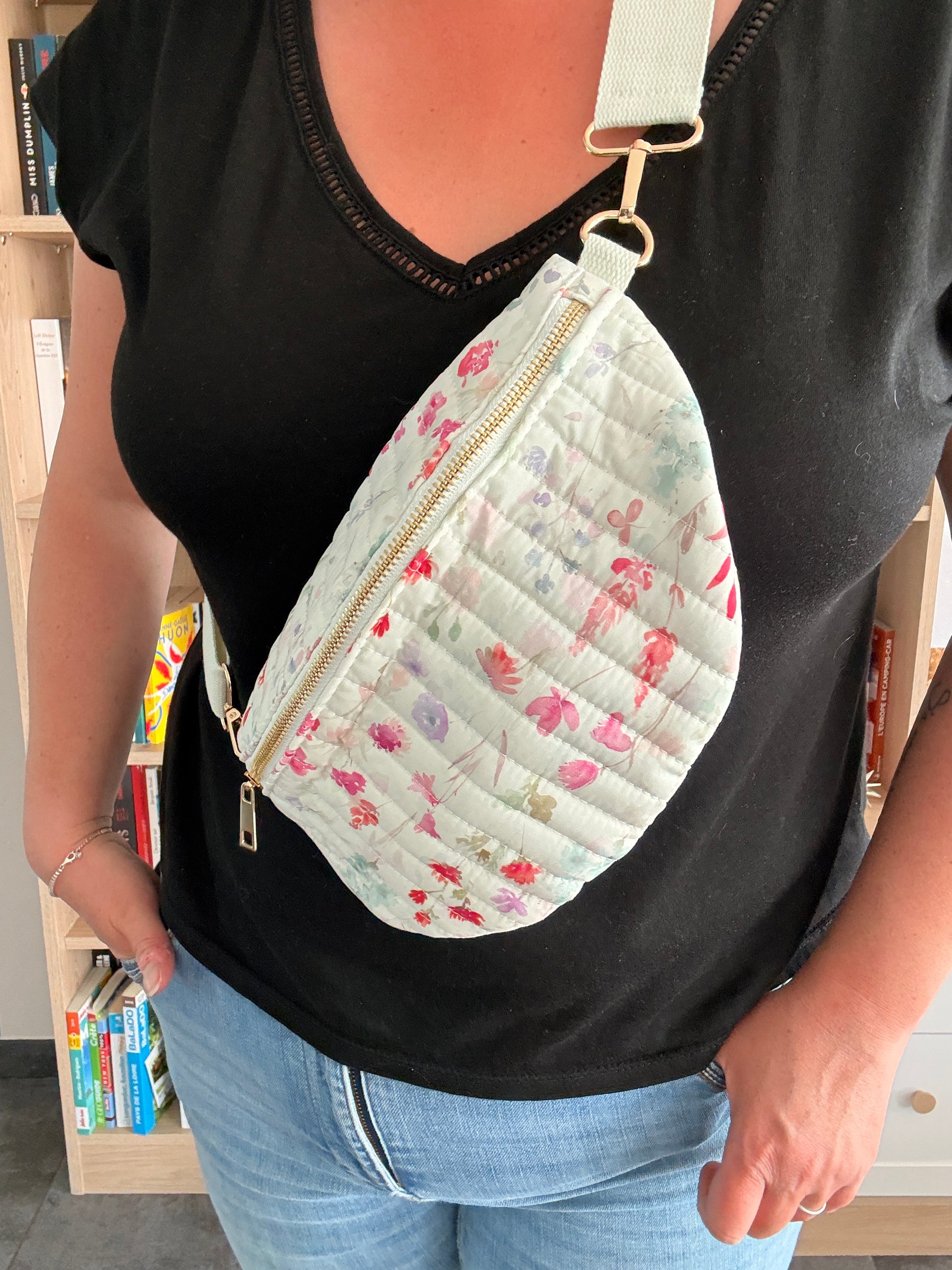 Sac Banane Blanc Fleuri Rose – Tissu Matelassé & Zip Doré - Tendance 