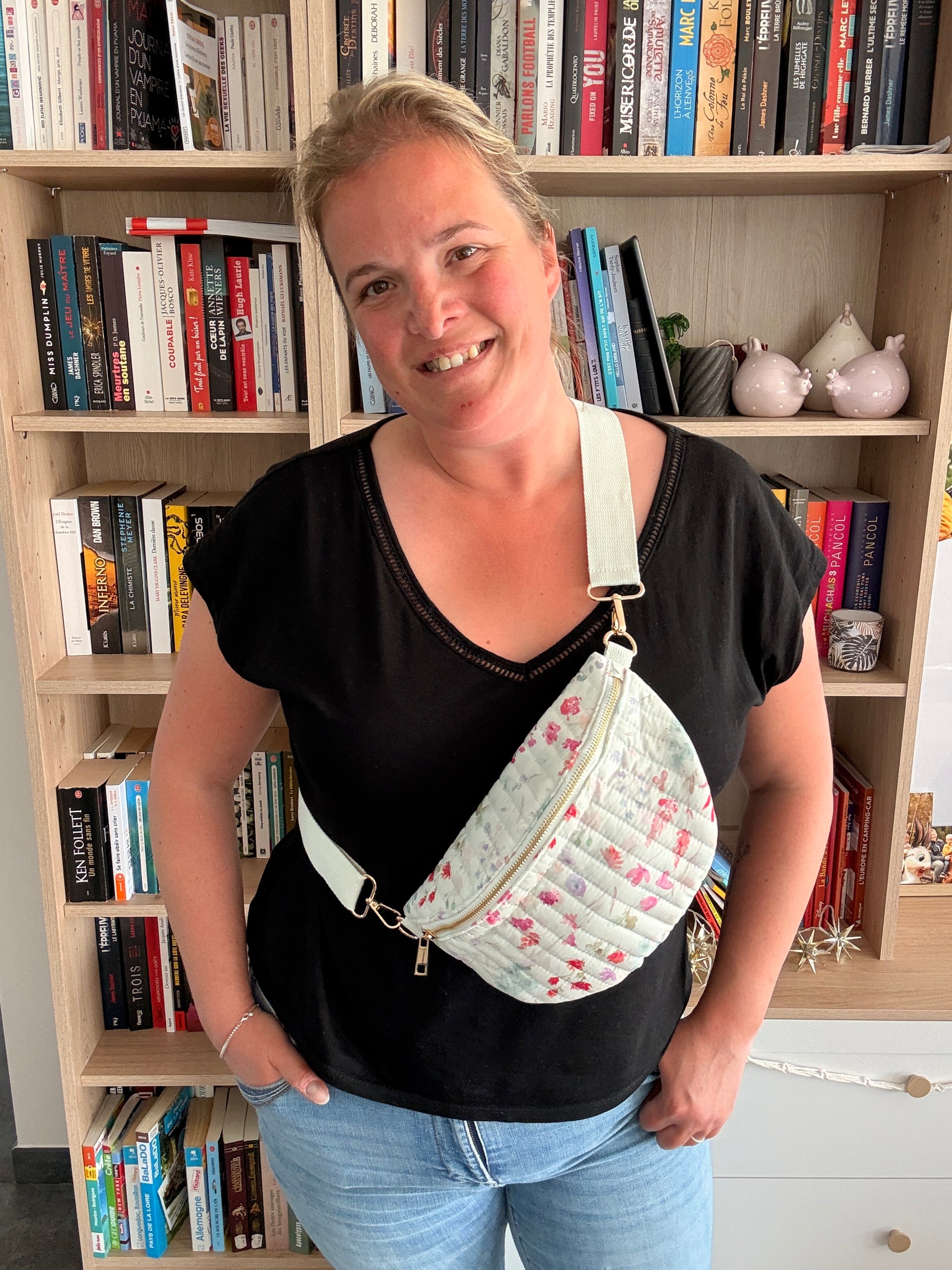 Sac Banane Blanc Fleuri Rose – Tissu Matelassé & Zip Doré - Tendance 