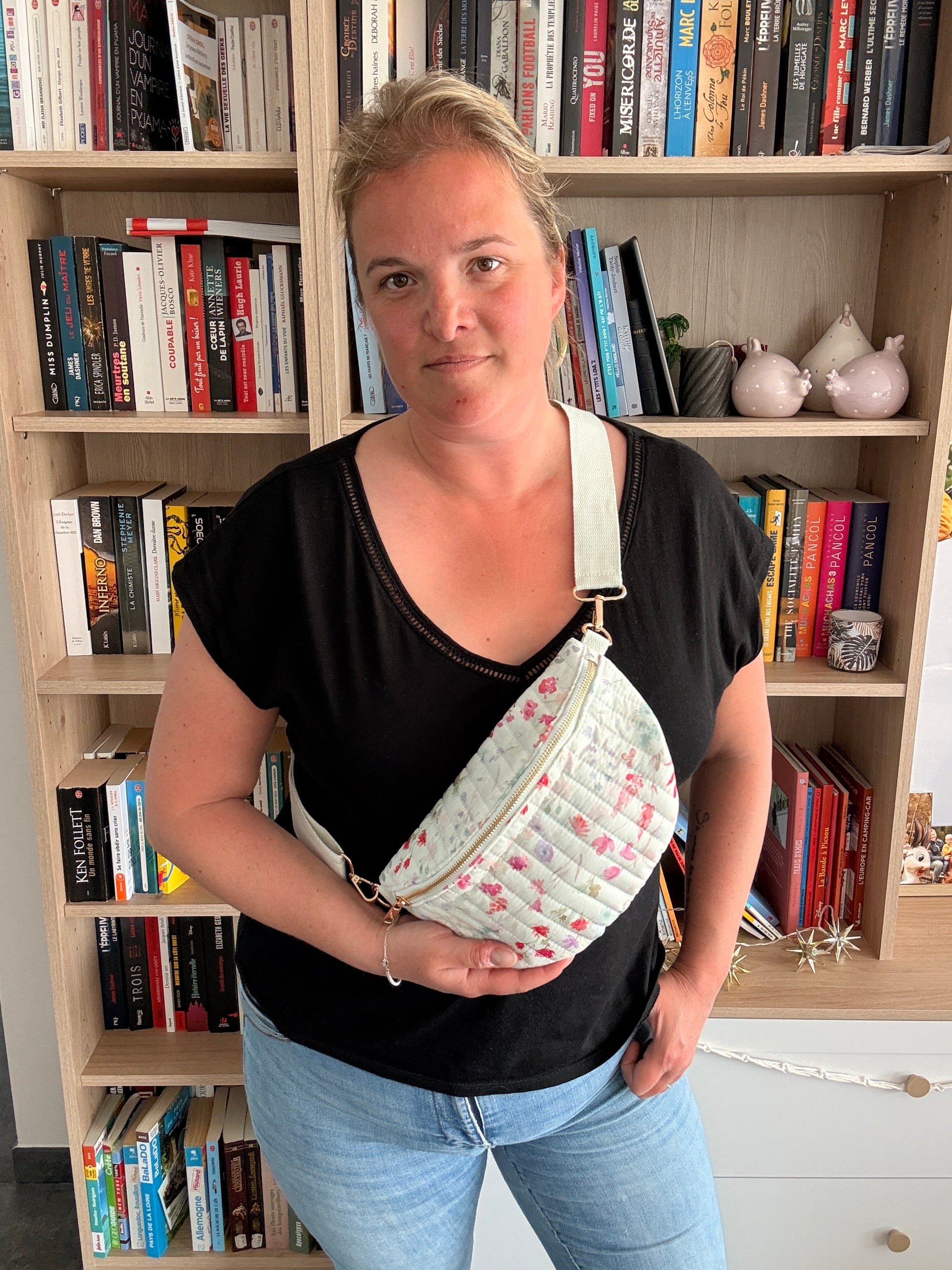 Sac Banane Blanc Fleuri Rose – Tissu Matelassé & Zip Doré - Tendance 