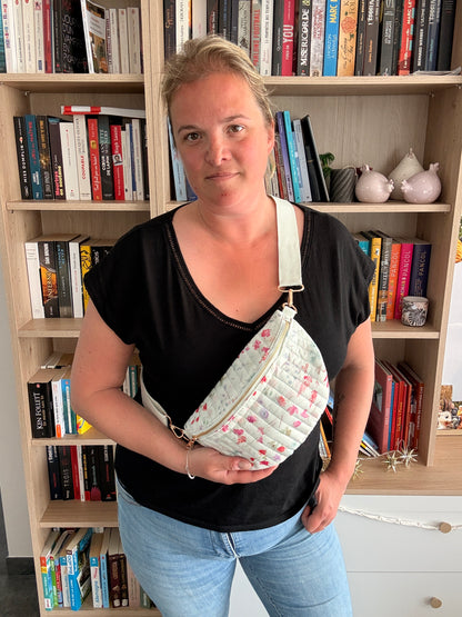 Sac Banane Blanc Fleuri Rose – Tissu Matelassé & Zip Doré - Tendance 