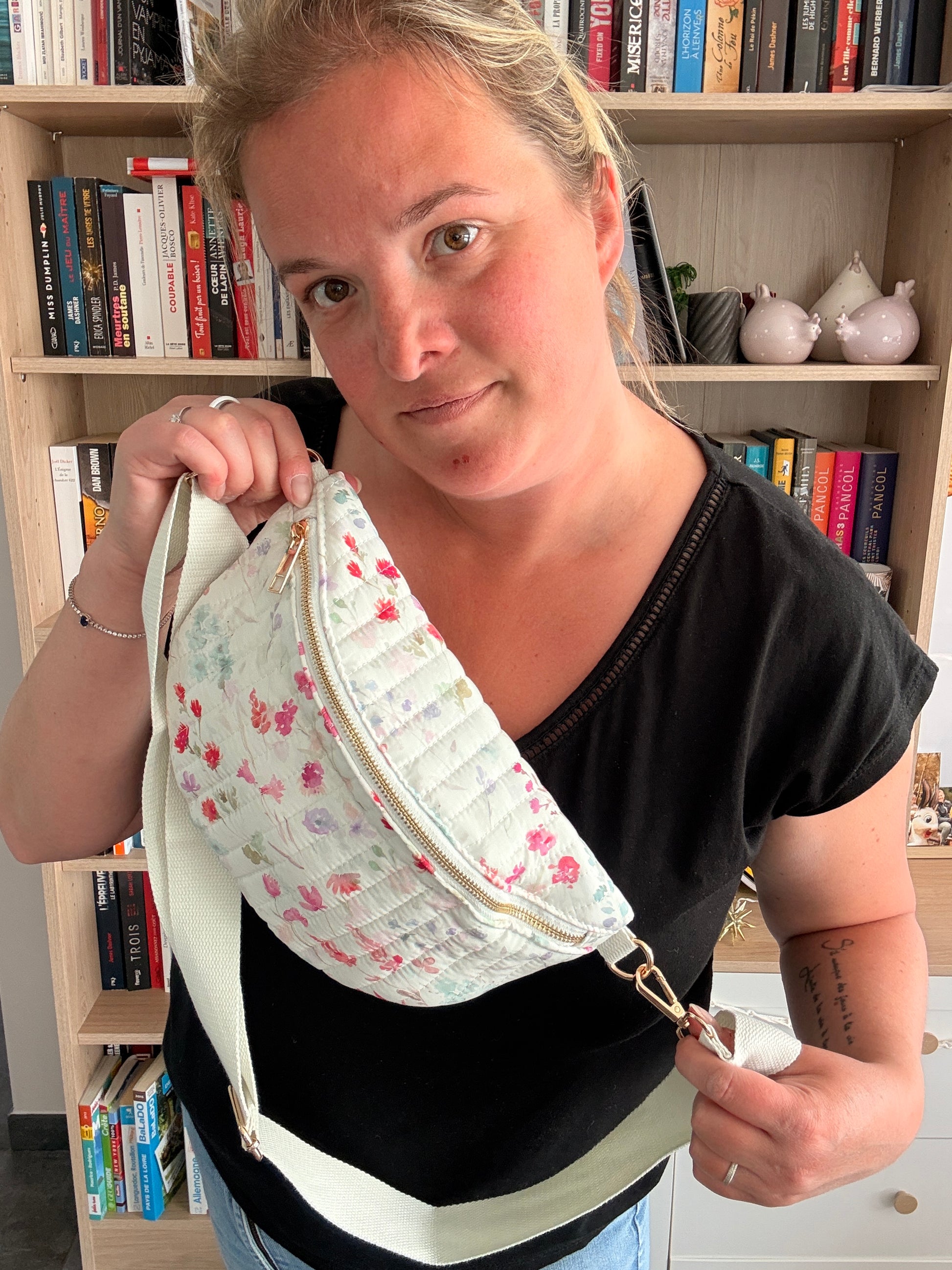 Sac Banane Blanc Fleuri Rose – Tissu Matelassé & Zip Doré - Tendance